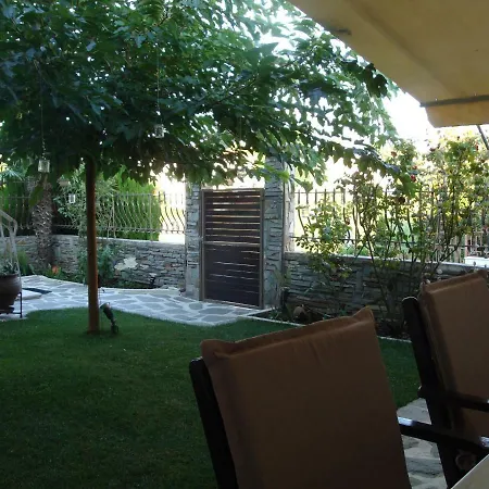 Nyaraló Elena Néa Mihanióna